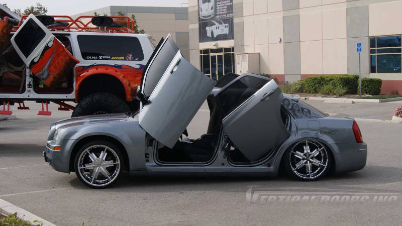 Vertical Doors (REAR): Chrysler 300 / 300C 2005 - 2010