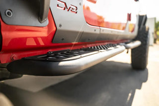 DV8 Offroad OE Plus Body/Pinch Weld Step: Jeep Wrangler / Gladiator (18-26)