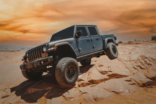 Tuff Country 3.5in Suspension Lift Kit w/ Nitrogen Charged SX8000 Shocks: Jeep Gladiator (18-26)