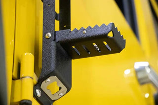 Fishbone Offroad Door Mounted Step: Jeep Gladiator (20-24) / Wrangler (07-24) / Wrangler JK (2018)